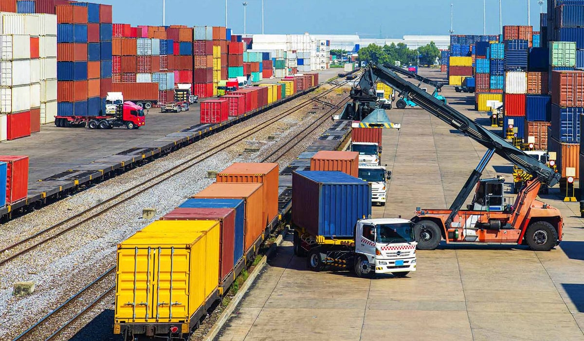 freight-containers-at-dock